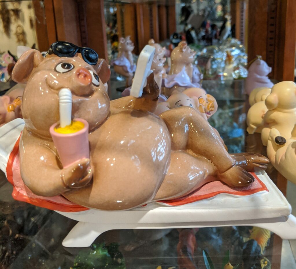 Vacation pig at Animal Gifts & Collectibles at Pike Place Market